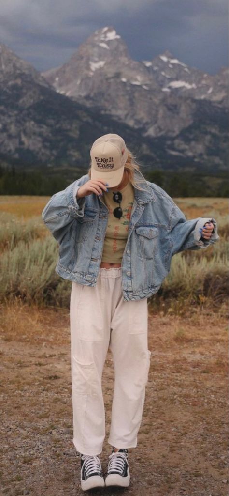 Winter Outdoorsy Outfits, Smoky Mountain Vacation Outfits, Flannel Granola Outfit, Alternative Granola Outfits, Canadian Outfits Summer, Feminine Outdoorsy Style, Cute Camping Outfits Fall, Wyoming Aesthetic Outfits, Winter Outfits Granola Girl