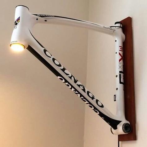 Bike frame lamp. Upcycle Bike, Bike Furniture, Bicycle Parts Art, Art Rack, Recycled Bike Parts, Lamps Diy, Pipe Table, Bike Room, Bicycle Decor