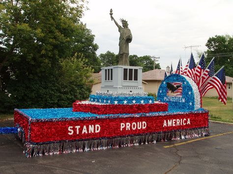 Statue of Liberty Parade Float  Create unique 4th of july patriotic parade floats like this one with the best parade float supplies online. Patriotic Hairstyles, Parade Float Diy, Parade Float Theme, Parade Float Ideas, Homecoming Floats, Parade Float Supplies, Floating Decorations, Boat Parade, 4th Of July Parade