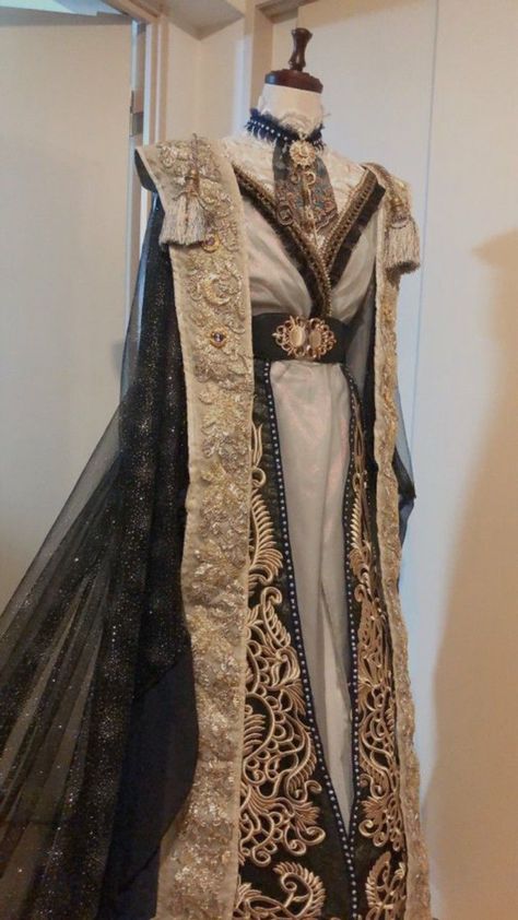 Unisex Royal Outfit, Duchess Outfits Medieval, Scholar Outfit Men, Medieval Royal Clothing, God Outfits Design, Space Outfit Aesthetic, Commoner Clothing, Divine Clothing, Traditional Russian Clothing