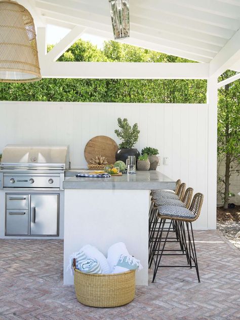 Small Patio Spaces, Outdoor Kitchen Countertops, Outdoor Kitchen Decor, Outdoor Entertaining Spaces, Outdoor Kitchen Patio, Pool Decor, Space Ideas, Granite Kitchen, Garden In The Woods