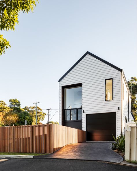 This stunning new build by Alex Urena Design Studio, effortlessly showcases the modern barn look. For this impactful design, Urena chose Linea™ Weatherboard to achieve two goals: respect the street’s heritage weatherboard character and introduce horizontal textures to soften the vertical lines of the corner streetscape. Linea™ Weatherboard beautifully complements the dark window frames and timber accents, creating a striking and grand façade for this modern barn. Garage Front Of House, Cladding House Exterior, Modern Windows Exterior, Extension Exterior, Barn Architecture, Modern Barn Style, Nordic Architecture, Dark Window, Weatherboard House