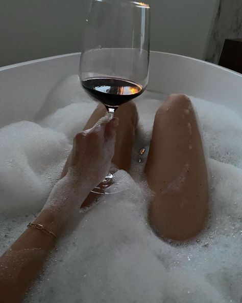 (2) Accueil / Twitter Couple Bathtub Aesthetic, Wine Bath, Bathtub Pictures, Bathtub Aesthetic, Bath Pictures, Aesthetic Bath, Cozy Bath, Bath Aesthetic, Cozy Evening