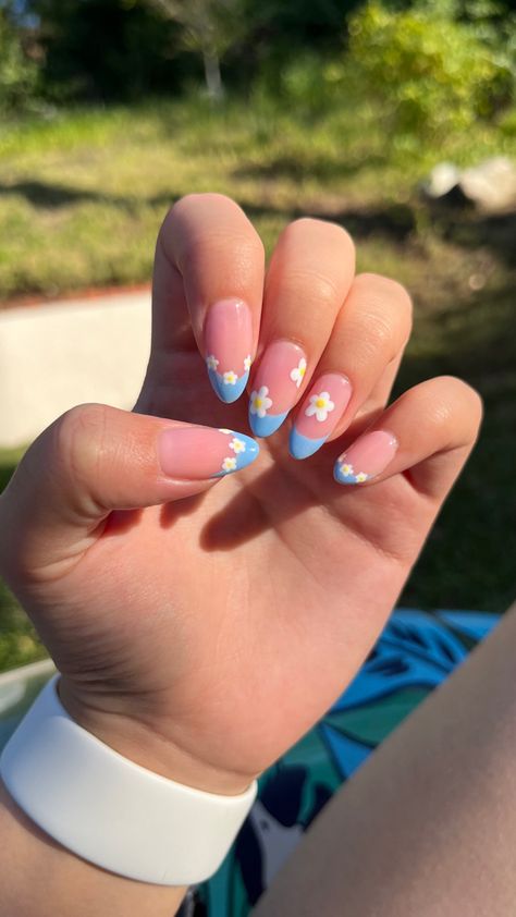 blue french tip nails with white flowers with yellow center French Tips With White Flowers, Pink Flower Nails, Firework Nails, Blue And White Nails, White Tip Nails, Blue French Tips, Fake Nails Designs, Short Fake Nails, Flower Nail Designs