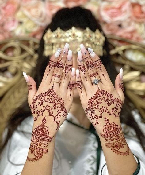 Henna Designs Traditional, Indian Bridal Nails, Bridal Henna Design, Bridal Nails Designs, Finger Henna Designs, Rare Features, Simple Bride, Bridal Nail Art, Bridal Henna Designs