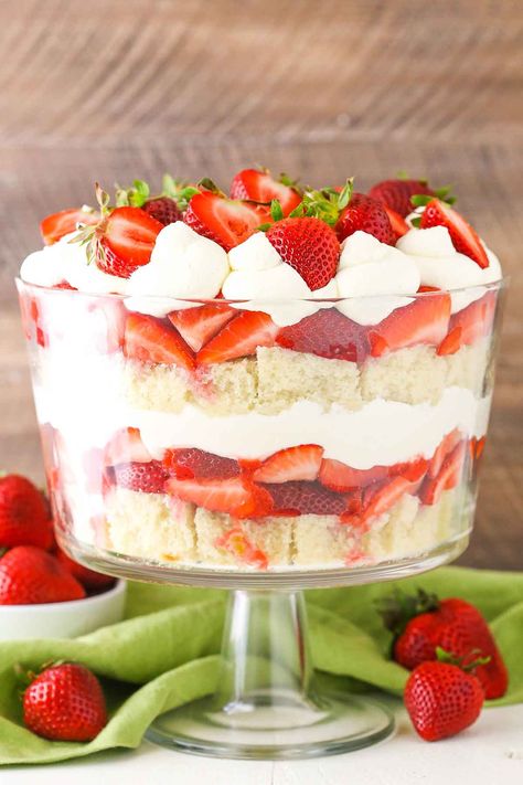 Strawberry Shortcake Trifle Recipe - Easy Summer Dessert! Shortcake Trifle, Trifle Recipes Easy, Strawberry Shortcake Trifle, Trifle Dessert Recipes, Mousse Au Chocolat Torte, Easy Strawberry Desserts, Easy Strawberry Shortcake, Strawberry Trifle, Moist Vanilla Cake