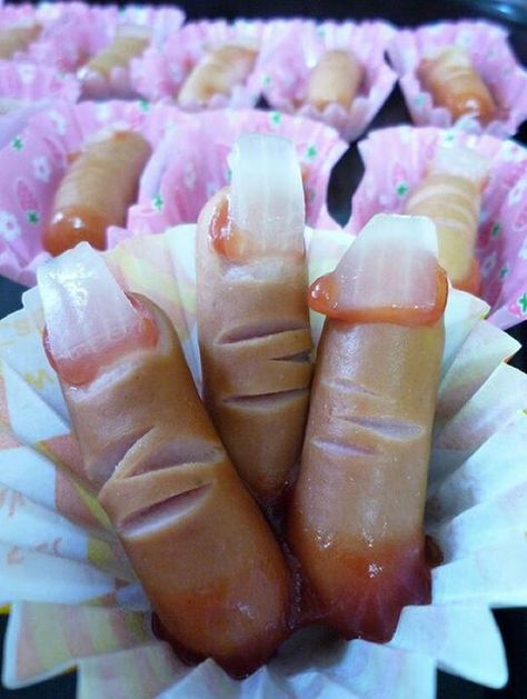 Vienna sausage fingers Halloween Finger Food, Gross Halloween Foods, Snack Halloween, Halloween Fingerfood, Halloween Pumpkin Cake, Halloween Finger, Halloween Finger Foods, Strašidelný Halloween, Halloween Snacks For Kids