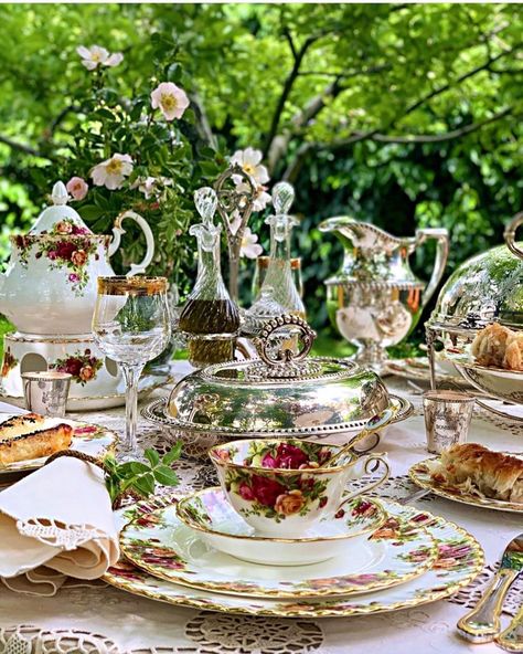 Tea Table Settings, Have A Beautiful Sunday, English Afternoon Tea, English Tea Set, High Tea Party, Beautiful Sunday, Alice In Wonderland Tea Party, Country Roses, Garden Inspired