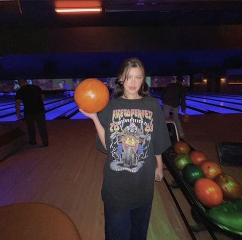 Bowling Outfit Aesthetic, Bowling Pictures, Sahar Luna, Bowling Outfit, Foto Inspo, Bowling Alley, Pic Pose, Foto Ideas Instagram