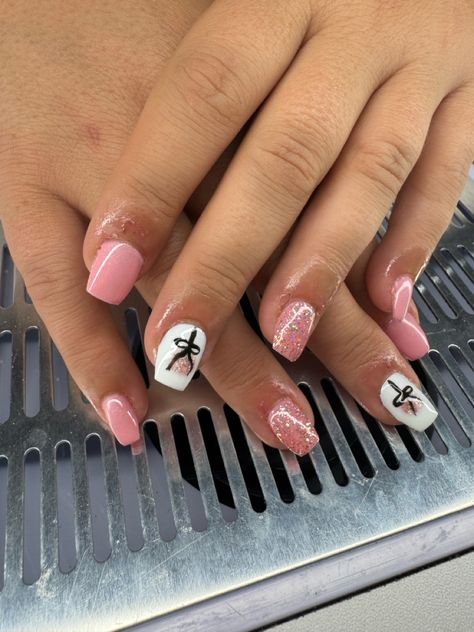 add a simple ornament and its so cute! Vday Nails Valentines Day Simple, Pink Heart Nails, Pink Christmas Nail, Christmas Nail Inspo, Vday Nails, Heart Nails, Christmas Nail, Valentines Nails, Pink Christmas