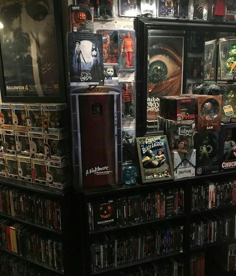 Movie Themed Bedroom, Movie Themed Rooms, Horror Movie Collection, Movie Bedroom, Horror Action Figures, Horror Room, Cabinet Of Curiosity, Ghostface Scream, Uni Room