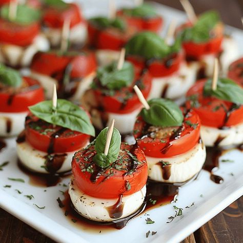 Caprese Salad Appetizer Party Appetizers, Caprese Skewers Christmas, Caprese Wreath Appetizer, Melon And Prosciutto Appetizers, Party Hourdourves, Christmas Caprese Salad, Caprese Appetizer Bites, Healthy New Years Eve Appetizers, Healthy New Years Eve Recipes