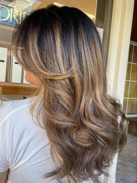 Hair inspiration and ideas Brown Hair With Highlights With Curtain Bangs, Curtain Bangs With Balayage, Bangs With Balayage, Curtain Bangs Balayage, Carmel Highlights, Caramel Balayage, Bangs With Medium Hair, Hair Stylies, Hair Makeover