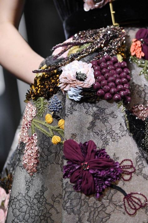 Tweed Rose: Close up: Elie Saab FW16 Couture Dior, Elie Saab Haute Couture, Haute Couture Embroidery, Haute Couture Details, Elie Saab Couture, Paris Chic, Crazy Quilting, Couture Embroidery, Couture Mode