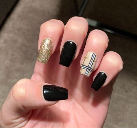 Black, gold, nude plaid short nails Black Plaid Nails, Checker Nails, Checkered Nails, Plaid Nails, Fall Nails, Black Plaid, Short Nails, Gold Black, Manicure