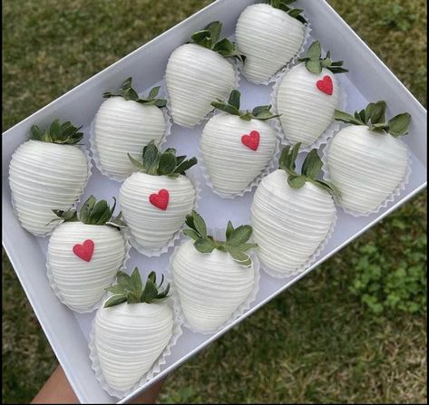 White Strawberries Chocolate, Valentines Day Covered Strawberries, Choc Covered Strawberries Valentines, Red And White Strawberries, White Chocolate Dipped Strawberries, White Covered Strawberries, Valentine’s Day Chocolate Covered Strawberry, Valentines Day Strawberries Boxes, Valentines Strawberries Ideas For Him