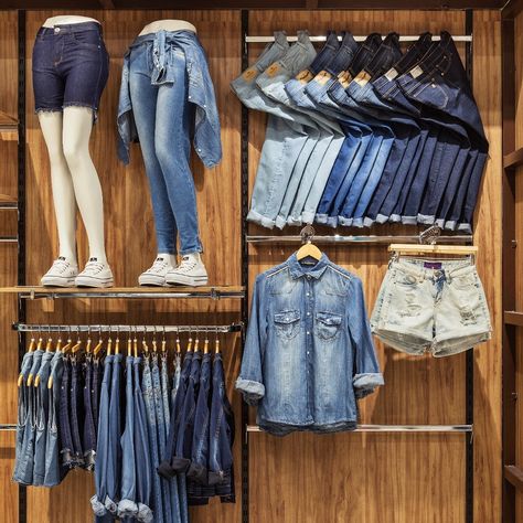 Denim Display Ideas, Jean Display Boutique, Baby Store Display, Denim Display, Fashion Business Plan, Boutique Store Displays, Visual Merchandising Fashion, Clothing Store Displays, Clothing Store Interior