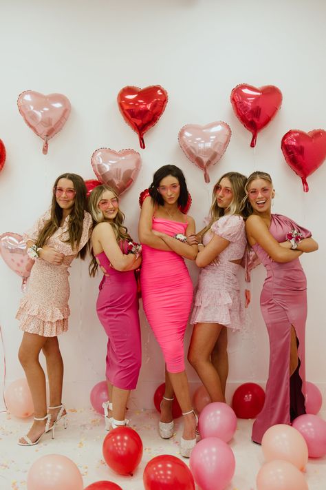 pink photo shoot Valentine Photo Shoot Outfit, Galentines Group Photoshoot, Valentines Photoshoot Outfits, Editorial Portrait Poses, Valentines Group Photoshoot, Birthday Shoot With Friends, Galentines Party Photoshoot, Galentines Photoshoot Poses, Pink Group Photoshoot