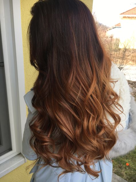 Copper Red Balayage Copper Red Balayage, Reverse Ombre Hair, Balayage Hair Rose, Balayage Hair Morenas, Balayage Hair Grey, Red Balayage Hair, Balayage Hair Caramel, Reverse Ombre, Black Red Hair