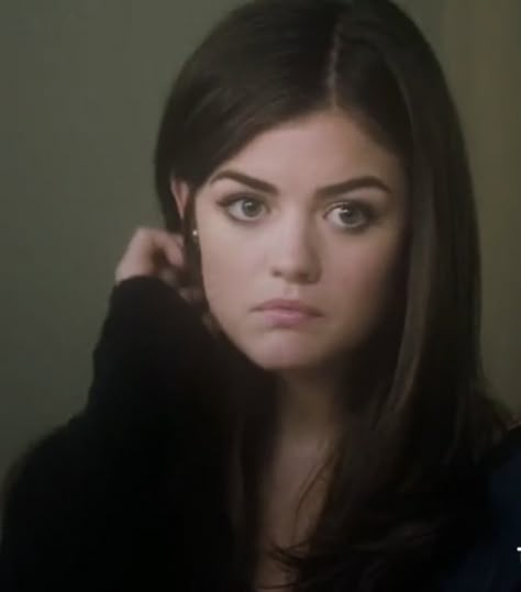 Pretty Little Liars Pfp, Aria Aesthetic, Aria Pretty Little Liars Aesthetic, Spencer Hastings Aesthetic, Aria Montgomery Hair, Alison Dilaurentis Aesthetic, Pretty Little Liars Wallpaper, Aria Montgomery Aesthetic Icon, Aria Pretty Little Liars