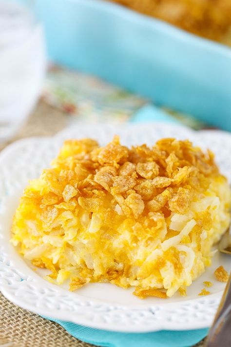 Cheesy Hashbrown Casserole is a favorite easy Christmas morning breakfast recipe! The mix of salty + sweet is amazing! Plus it's easy to put together. Casserole With Corn, Easy Breakfast Bake, Christmas Morning Brunch, Cheesy Hashbrown, Hashbrown Breakfast, Super Easy Breakfast, Morning Recipes Breakfast, Hashbrown Casserole Recipe, Cheesy Hashbrown Casserole