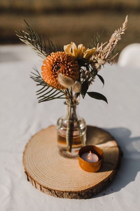 Amber Glass Flower Arrangement, Fall Flower Bud Vase, Magnolia Arrangements Wedding, Rustic Boho Fall Wedding Centerpieces, Table Flowers For Wedding, Simple Fall Wedding Flower Arrangements, Simple Boho Flower Arrangements, Vase Centerpiece Ideas Wedding, Terra Cotta Flower Arrangements