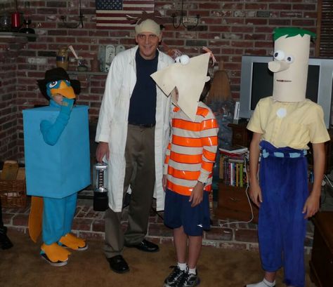 Hello darkness my old friend Perry And Doofenshmirtz, Phineas And Ferb Perry, Phineas E Ferb, Cute Group Halloween Costumes, Phineas Y Ferb, Trio Halloween Costumes, Halloween Costumes Friends, Funny Costumes, Halloween Costume Outfits