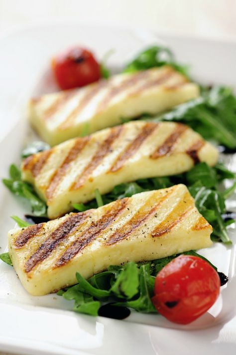 Grilled Halloumi cheese on salad What Is Halloumi, Halloumi Burger, Haloumi Cheese, Fried Halloumi, Halloumi Cheese, Burger Meat, Grilled Halloumi, Atkins Recipes, Cheese Wrap