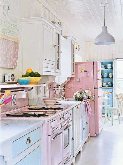 . Pink Appliances, Colorful Kitchens, Pink Fridge, Pink Kitchens, Dream Bakery, Cocina Shabby Chic, Candy Kitchen, Candy Decor, Deco Pastel