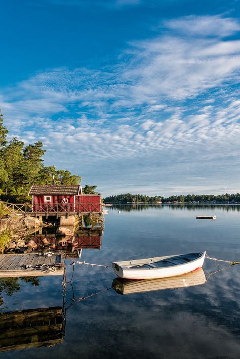 Lidingö im Schärengarten an der schwedischen Küste vor Stockholm. Aesthetic Places To Travel, Swedish Aesthetic, Sweden Aesthetic, Travel Scenery, Swedish Cottage, Aesthetic Places, Scandinavian Aesthetic, Voyage Europe, Summer Dream