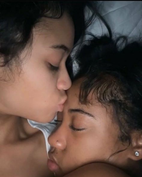 Fem+fem Relationship Pictures, Wlw Femme Relationship, Wlw Aesthetic Black, Stud Fem Couple, Wlw Family, Black Wlw Aesthetic, Wlw Pictures, Black Girlfriend Goals, Poc Wlw