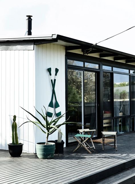 Beach Shack Gets Unique Makeover Beach House Australia, Surfer House, Beach Hut Interior, Beach Shack Interior, Minimalist Beach House, Beach Shacks, Old Sink, Fiberglass Shower, Bodega Bay