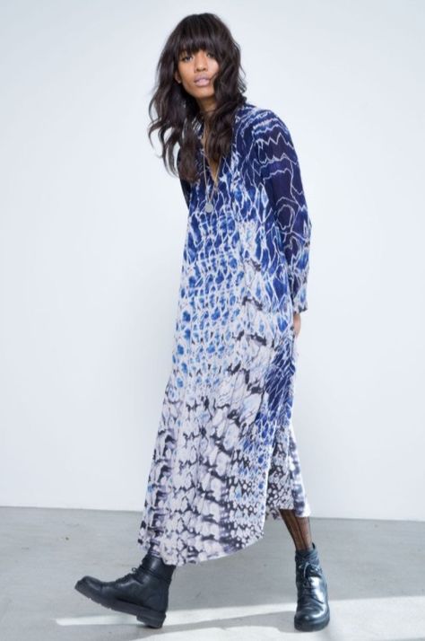 Shibori Fashion, Shibori Dress, Fabric Dyeing Techniques, Tenun Ikat, Indigo Tie Dye, Pre Fall 2016, Tie Dye Fashion, Shibori Tie Dye, Fall Fashion 2016