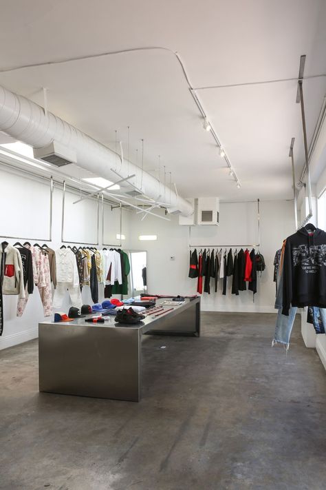 Clothing Office Interior, Clothing Store Lighting Ideas, Cool Store Interiors, Clothing Brand Office Design, Minimalist Clothing Store Design, Street Wear Store Interior Design, Retail Visual Merchandising Inspiration, Cool Retail Spaces, Streetwear Store Interior Design