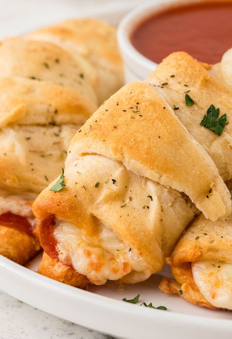 Crescent Pizza Rolls is an easy dinner for busy weeknights and they're ready in 30 minutes! A fun twist to classic cheesy pepperoni pizza. Gourmet Pizza Rolls, Garlic Butter Pizza Taquitos, Mini Pizzas For Kids, Pizza Finger Food, Simple Kid Friendly Dinners, Pizza Roll Ups, Pepperoni Crescent Rolls, Crescent Pizza, Pizza Poppers