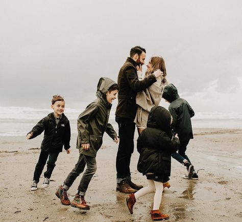 A Group Of People, Family Inspiration, Group Of People, Family Beach, Family Lifestyle, Family Goals, Big Family, Happy Family, Family Outfits