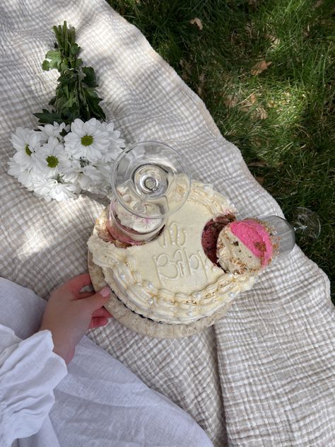 Gender Reveal Cake With Wine Glasses, Gender Reveal Ideas For Party Aesthetic, Gender Reveal Cake Picnic, Aesthetic Gender Reveal Cake, Baby Cake Gender Reveal, All White Gender Reveal Cake, Intimate Gender Reveal Cake, Cottagecore Gender Reveal, Gender Reveal Cake Aesthetic