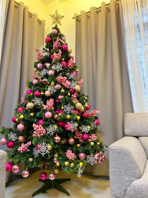 Pink Christmas Tree Decorations, Best Christmas Tree Decorations, Christmas Tree Inspo, Ideas Christmas Tree, Christmas Tree Decorating Themes, Pink Xmas, Alternative Christmas Tree, Christmas Tree Decorations Diy, Pink Christmas Decorations