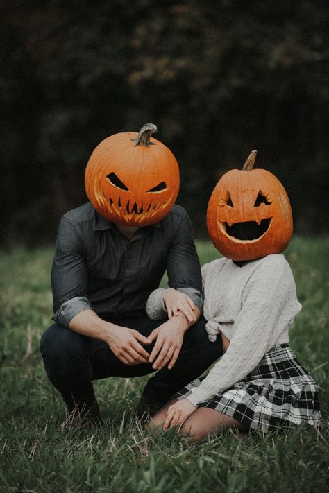 Pumpkin Head Photoshoot Couple, Couples Carved Pumpkins, Pumpkin Shoot, Pumpkin Photoshoot, Pumpkin Head Photoshoot, Head Photoshoot, Pumpkin Photography, Halloween Shots, Pumpkin Patch Photoshoot