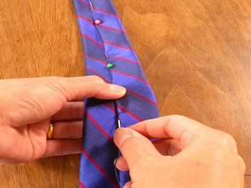 Making men's neck ties, for male school uniforms. Those ties are always so hard to find... Necktie Tutorial, Tying A Tie, Holiday Hand Towels, Make A Tie, Diy Tie, Men's Ties, Mens Ties, Diy Father's Day Gifts, Tie Pattern