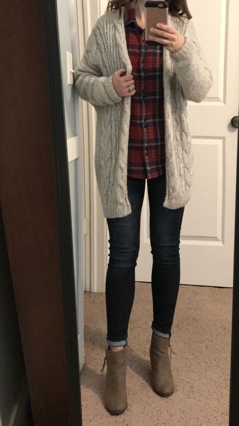 Light grey cardigan, navy and red plaid flannel shirt, dark skinny jeans, taupe short boots •plaid •flannel  •layers Flannel Shirt Leggings Outfit, Flannel And Tshirt Outfits, Flannel Work Outfit, Winter Outfits Flannel, Christmas Flannel Outfit, Flannel Shirt Outfits, Red Flannel Outfit, Shirt Layering Outfit, Grey Jeans Outfit