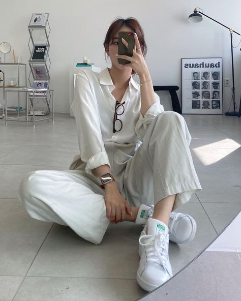 Sneakers Office, Outfit Campus, Campus Outfit, Lit Outfits, White Outfit, Women Outfits, Clean Girl, White Outfits, Office Fashion