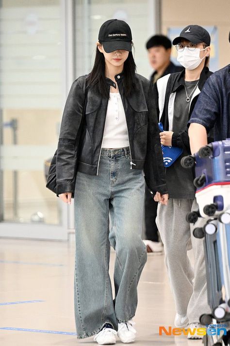 Kpop Paparazzi Pictures, Korean Idols Outfits, K Pop Idols Airport Fashion, K Pop Idols Outfits Airport, Airport Outfit Kpop Dr, Tzuyu Outfit Casual, Twice Fashion Airport, Idol Airport Outfit, Kpop Idols Airport Fashion