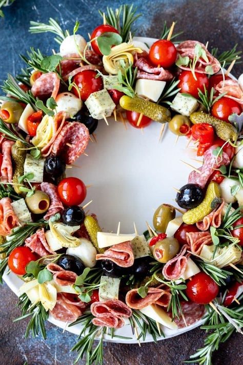 Antipasto Wreath, Charcuterie Christmas, Christmas Catering, Best Christmas Appetizers, Holiday Party Inspiration, Christmas Cheese, Party Spread, Antipasto Platter, Christmas Recipes Appetizers