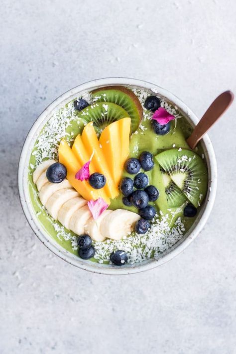 This superfood green smoothie bowl is loaded with healthy ingredients and superfoods to leave you feeling healthy and refreshed! #smoothiebowl #greensmoothie #healthysmoothie Green Smoothie Bowl Recipe, Superfood Smoothie Bowl, Smoothies Vegan, Green Smoothie Bowl, Protein Smoothies, Feeling Healthy, How To Make Smoothies, Superfood Smoothie, Superfood Powder