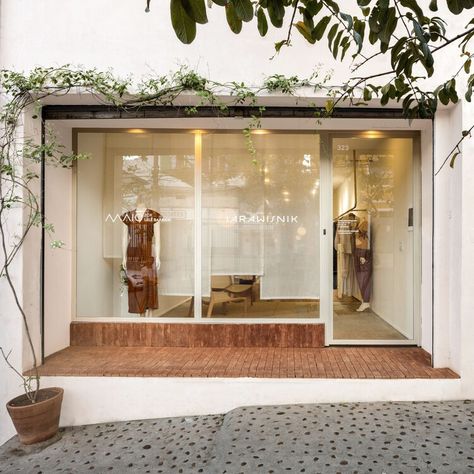 Iara Wisnik e Maiô Store / Tree Arquitetura | ArchDaily Small Clothing Store Interior, Boutique Exterior, Small Boutique Interior, Bridal Shop Ideas, Fashion Store Design, Light Pink Walls, Retail Store Interior Design, Retail Space Design, Clothing Store Interior