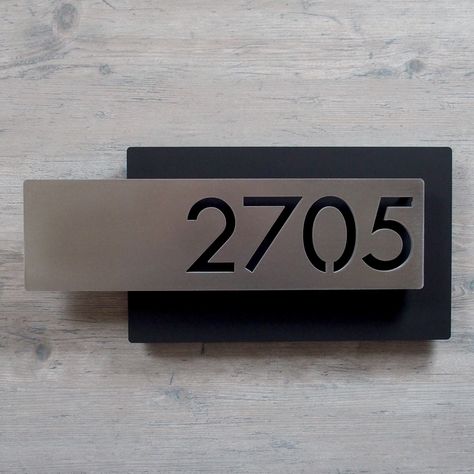 House Number Ideas Outdoor, Drátěná Socha, Floating House Numbers, Modern House Numbers Sign, Hotel Signage, House Numbers Diy, Door Signage, Office Door Signs, Number Ideas