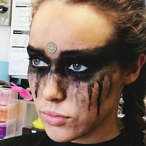 closeup of Lexa's makeup | The 100 Warrior Makeup, Makeup Carnaval, Viking Makeup, Fantasy Make-up, Halloweenský Makeup, Eyeliner Tips, Viking Costume, Halloween Men, Makeup Tattoos