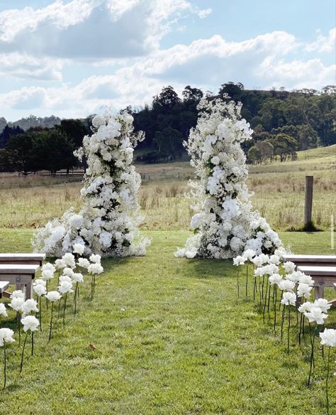 White Rose Centerpieces, White Wedding Arch, Books Open, Rose Centerpieces, Wedding Arbour, Babies Breath, Moroccan Wedding, Portugal Wedding, Event Floral Design