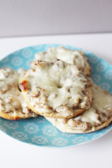 SCHOOL CAFETERIA BREAKFAST PIZZA BAGELS (easy freezer breakfast meal!) - The Pretty Plus School Cafeteria Breakfast, Breakfast Pizza Bagels, Cafeteria Breakfast, School Breakfast Pizza, Breakfast Pizza Sauce, Breakfast Pizza Crescent Roll, Breakfast Pizza Recipe, Healthy Pizza Recipes, Cafeteria Food